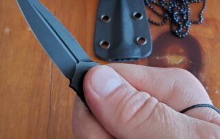 Thumb Dagger grip